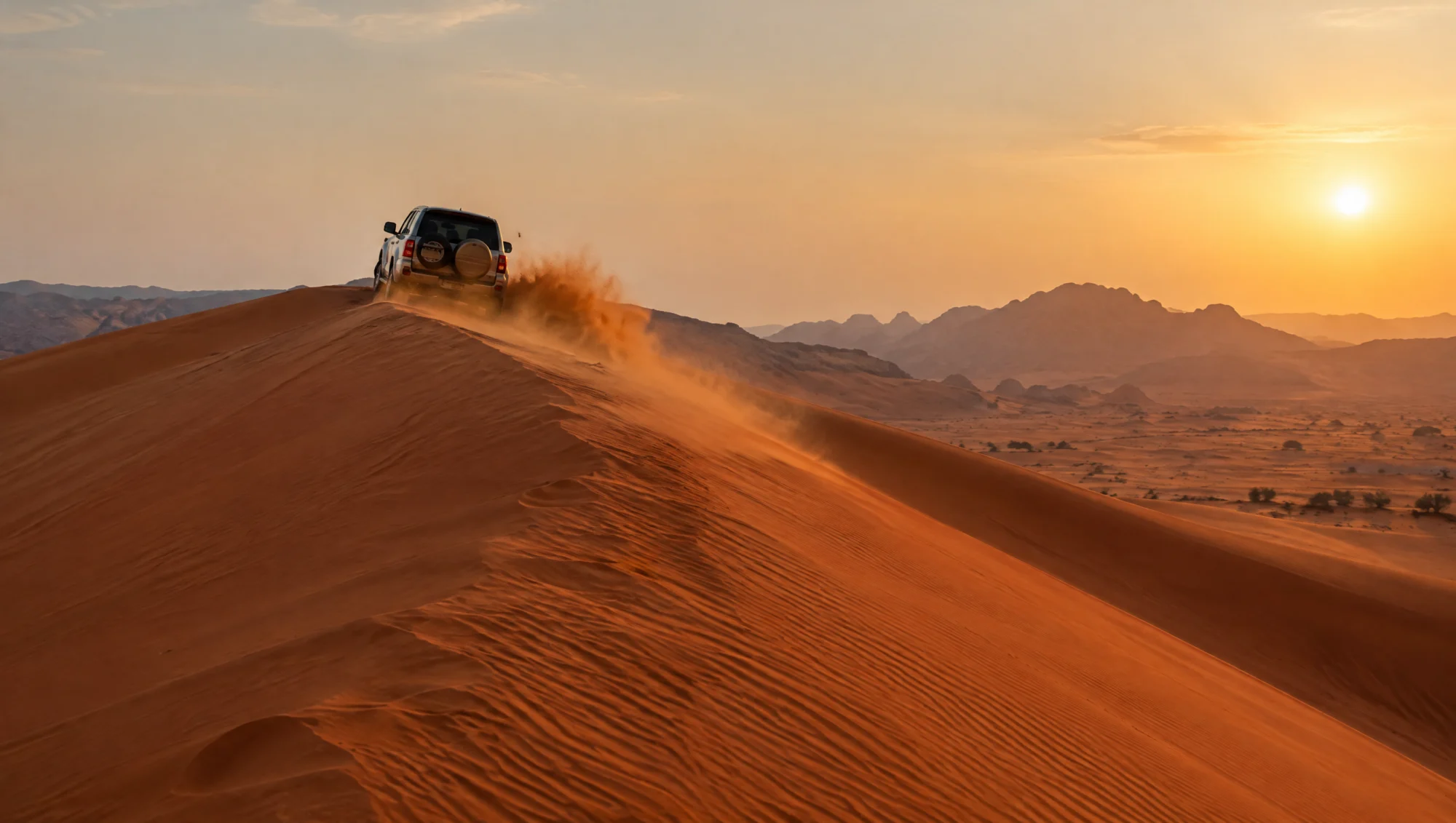 Un 4x4 coronando una duna de arena roja