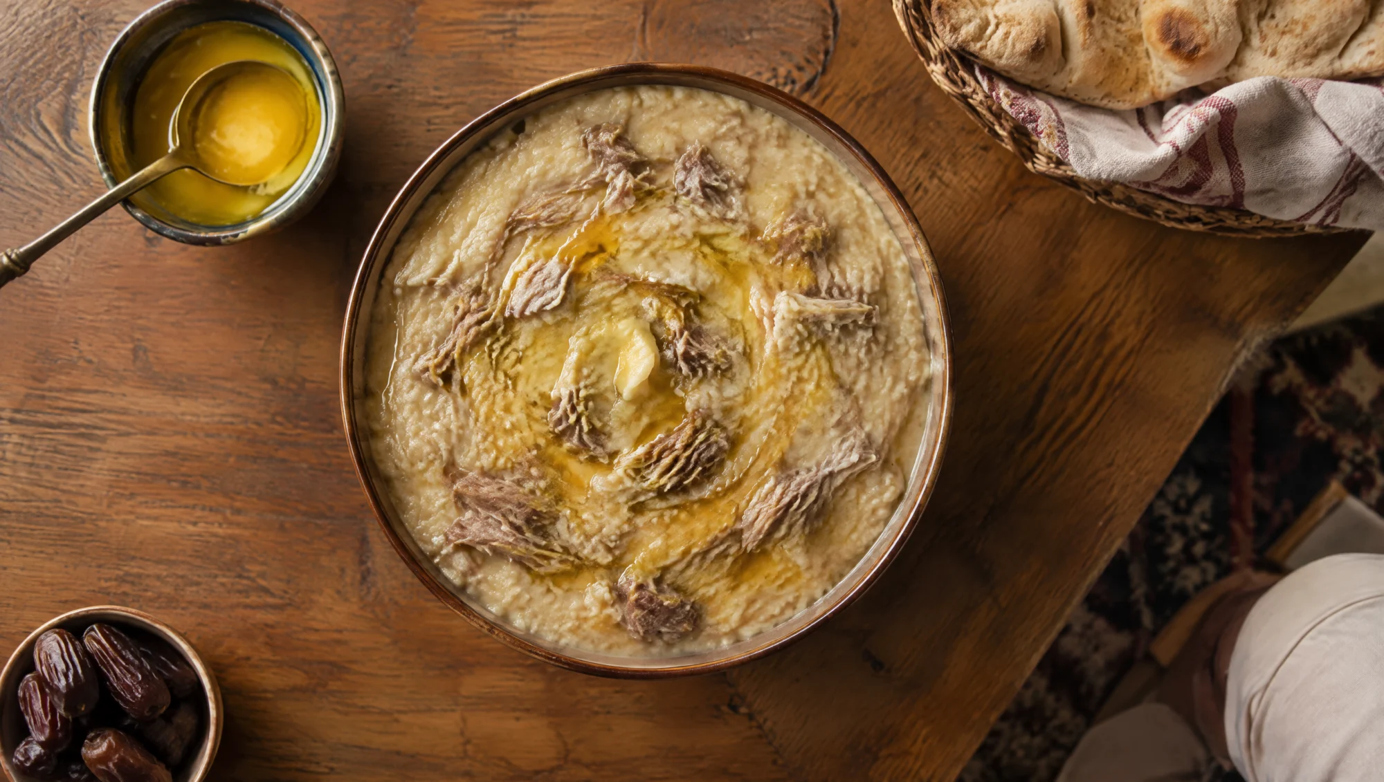 طبق هريس إماراتي مغطى بالسمن