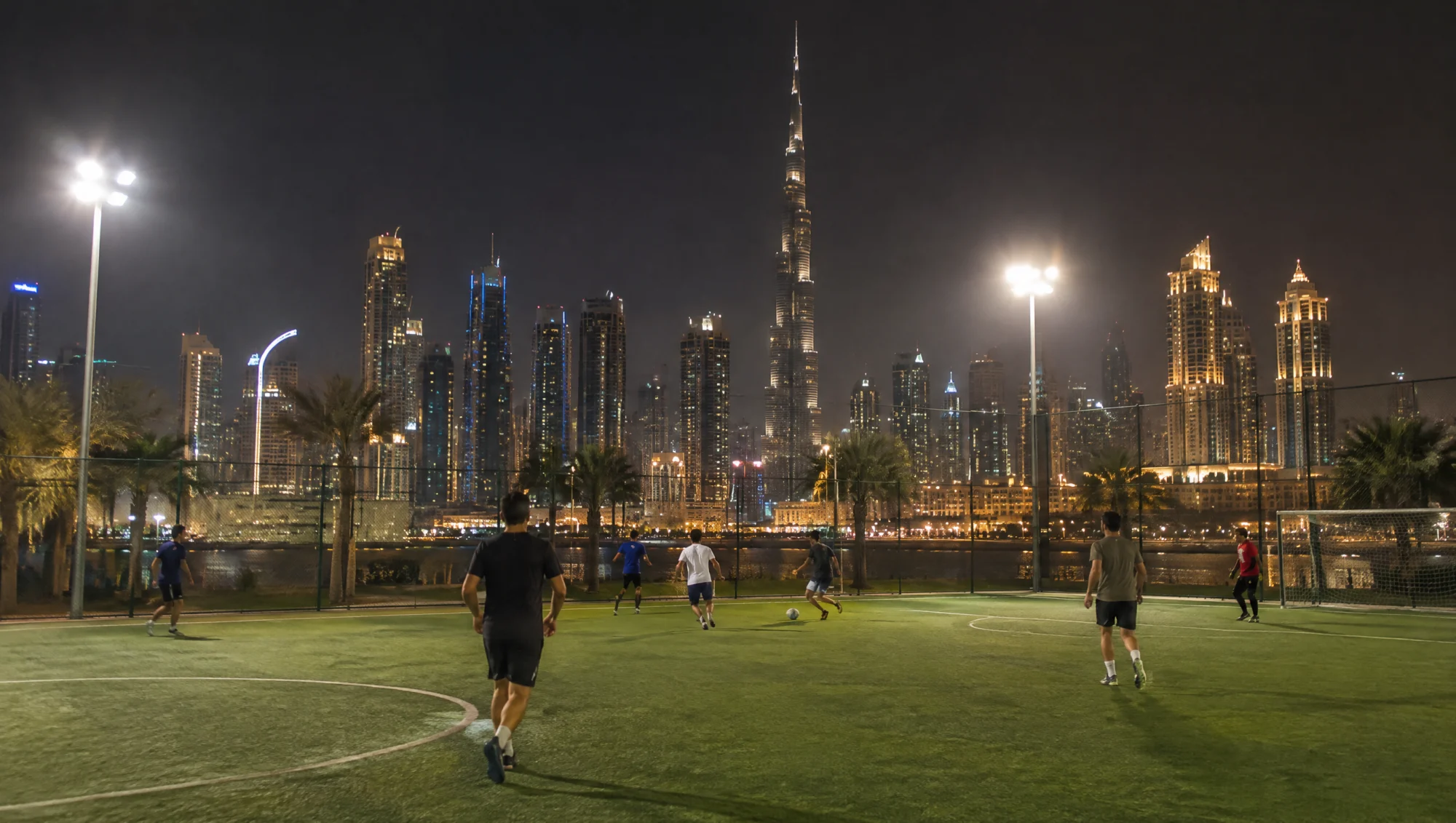 Terrain de foot à cinq éclairé de nuit à Dubaï