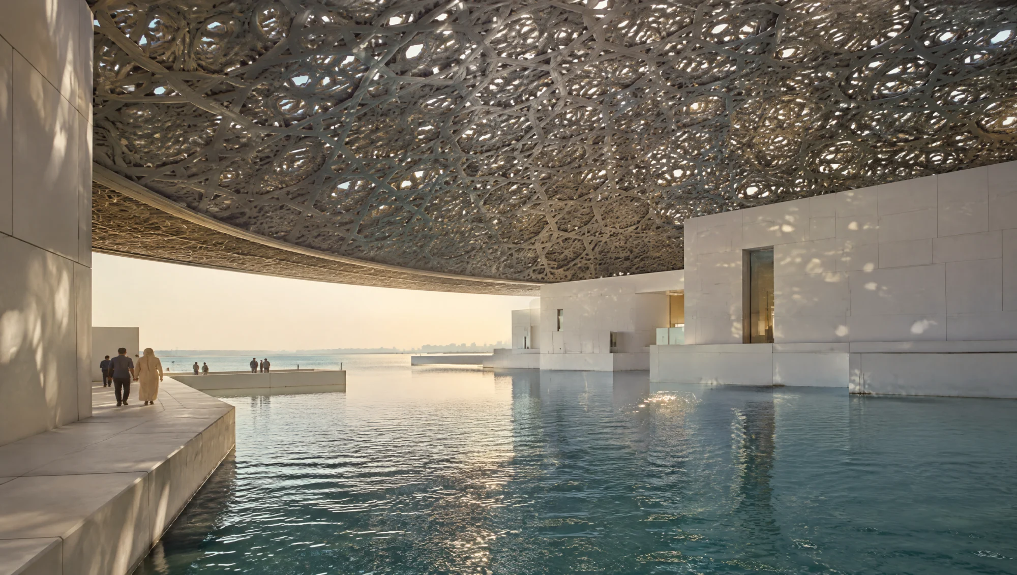 Musée coiffé d'un dôme ajouré au-dessus de l'eau