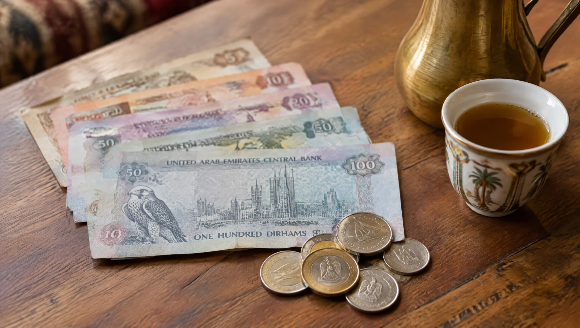 Billetes y monedas de dírham emiratí