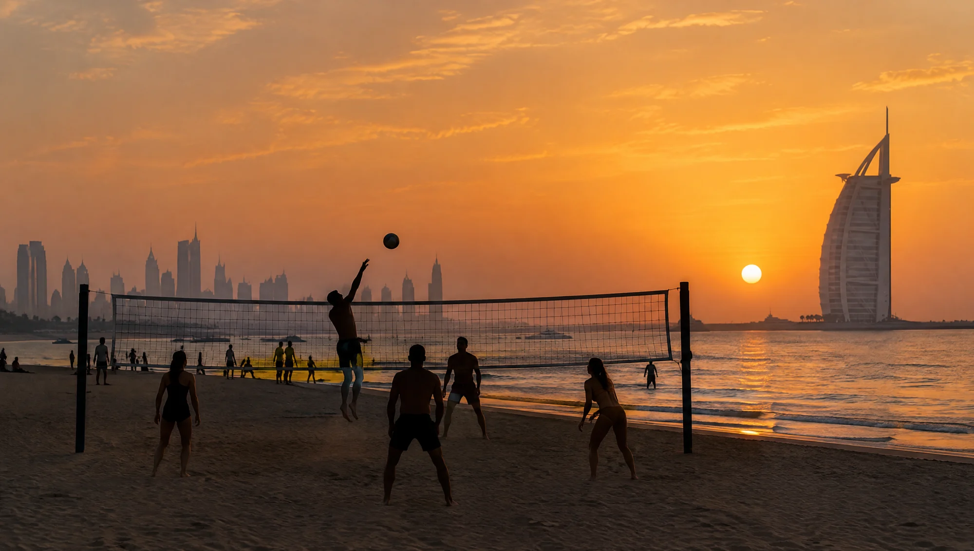 Vóley playa en una playa de Dubái al atardecer